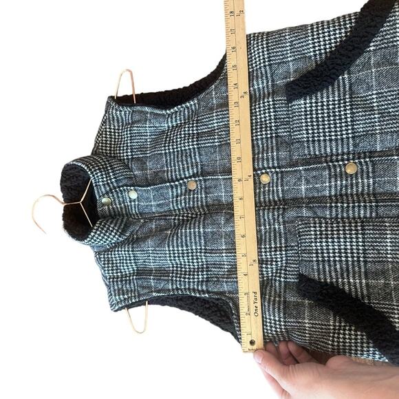 Miami Black and white plaid fluffy vest size small - Picture 5 of 6
